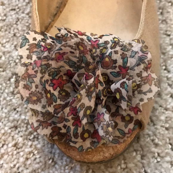 Unisa wedge with floral accent - Picture 3 of 3